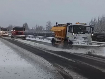 На волинських автошляхах працює 25 одиниць снігоприбиральної техніки 
