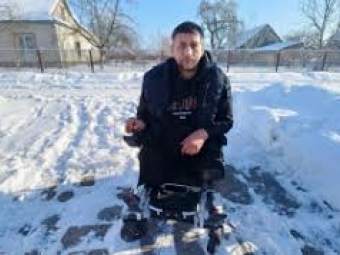 Ветерану з Володимирської громади передали крісло колісне з електроприводом 