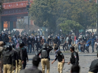 У Пакистані та Іраку сотні протестувальників намагалися штурмувати посольство США: є загиблі та поранені 