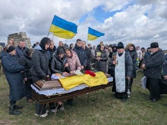 В Іваничівській громаді в останню дорогу провели захисника Володимира Омельчука 
