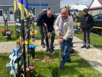 У Затурцях висадили молоді туї на Алеї слави та пам’яті 