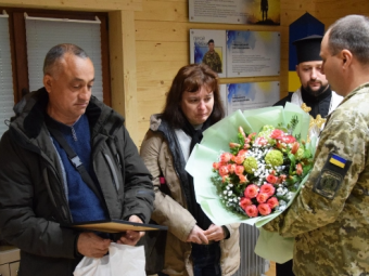Загиблому прикордоннику з Устилузької громади присвоїли посмертне звання «старший сержант», погони вручили батькам 
