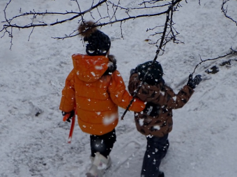 На Волині двоє дітей обморозили ноги: суд оштрафував їхню матір 