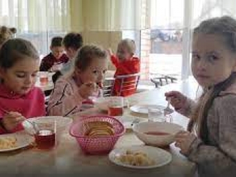 Дітей Володимирської громади, чиї батьки захищають Україну, у закладах освіти харчуватимуть безкоштовно 