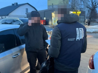 Хабар за «зняття з розшуку»: у Володимирі затримали правоохоронця 