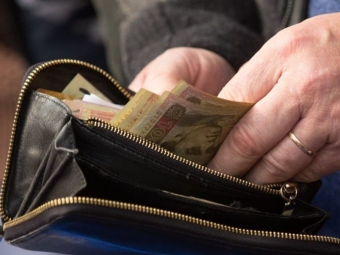 У Нововолинську школяр на вулиці пограбував бабусю - вирвав пакет із гаманцем та покупками і втік 