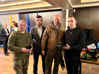 Для військової частини з Володимирщини Литовські волонтери передали тепловізійні приціли 