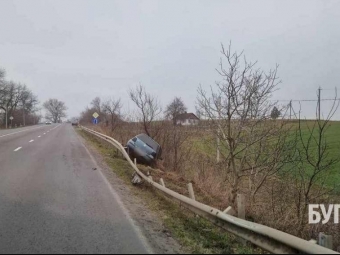 На трасі між Нововолинськом та Володимиром автомобіль злетів у кювет 