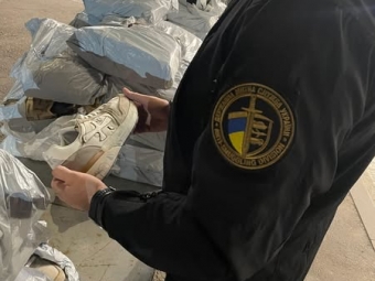 В туалеті автобуса, що перетинав кордон через «Устилуг», знайшли контрабандні кросівки на 340 тисяч гривень 
