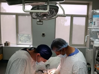 Лікарі з Володимирського ТМО врятували пацієнтку унікальною операцією з пересадки власної шкіри 