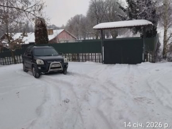 Неправильне паркування у Володимирі заважає пішоходам і комунальникам 
