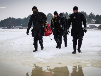 На Київщині водолази понад тиждень шукають тіло водія, який влаштував дрифт на льоду 