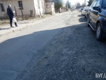 Дорога біля Миколаївської церкви у Володимирі після прокладання комунікацій для будівництва таунхаусів потребує ремонту 