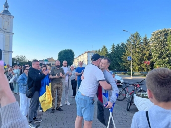 У Володимирі зустріли звільненого з російського полону прикордонника Володимира Оліфирука - новини Володимир-Водинського У Володимирі зустріли звільненого з російського полону прикордонника Володимира Оліфирука
