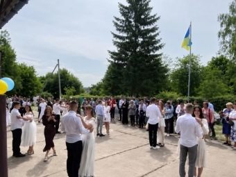 У ліцеї Іваничівської громади випускникам не дозволили станцювати підготовлений танець: між батьками та адміністрацією виник конфлікт - новини Володимир-Водинського У ліцеї Іваничівської громади випускникам не дозволили станцювати підготовлений танець: між батьками та адміністрацією виник конфлікт
