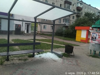 У Володимирі вандали розтрощили скляну зупинку - новини Володимир-Водинського У Володимирі вандали розтрощили скляну зупинку