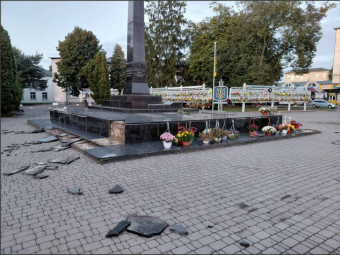 Перебуває на обліку у психіатра: у Володимирі затримали чоловіка, який пошкодив Дошку пам’яті Героїв 