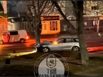 Нічна ДТП у Володимирі: Mercedes влетів у паркан і дерево 