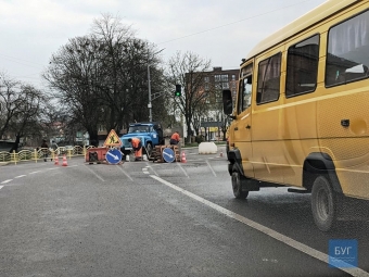 У Володимирі на центральному перехресті ремонтували люк 
