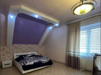 Маєток чиновника – втікача Коби вже півтора роки на OLX: будинок дешевшає, але не продається 