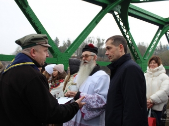 У Володимир передали Вифлеємський вогонь миру 