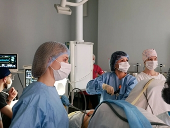 У Володимирі пацієнтці видалили велику пухлину матки через невеликі проколи 