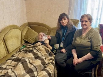 У Володимирі 68-річному хірургу, який не може ходити, оформили паспорт на дому 