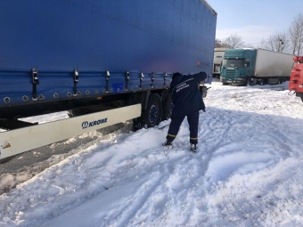 Біля Володимира фура застрягла в снігу 