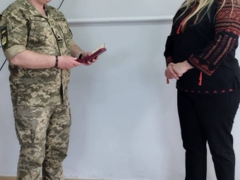 В Устилузі дружині загиблого захисника Володимира Рекуновича вручили орден «За мужність» 