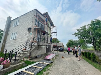 У Володимирській громаді ремонтують дах будинку для родини, де виховується 22 дитини - новини Володимир-Водинського У Володимирській громаді ремонтують дах будинку для родини, де виховується 22 дитини