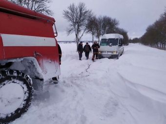 У Володимирі витягнули зі снігового замету маршрутку 