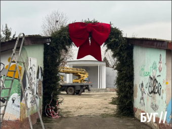 «Різдвяне містечко» в Нововолинську: у міському парку завершують підготовку локації до свят 