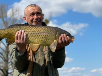 На Рівненщині чоловік піймав здоровенного коропа 