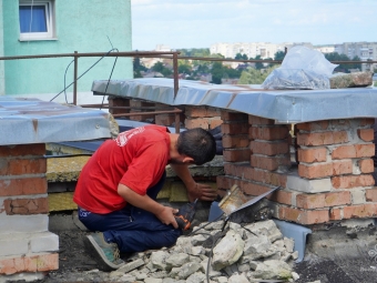 В гуртожитку Володимирського педагогічного коледжу ремонтують дах 