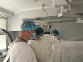 Без великих розрізів, з провідниковою анестезією: володимирські хірурги освоюють нові технології оперування 