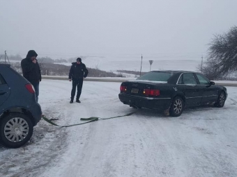 Між Нововолинськом та Володимиром з кювету дістали легковик 