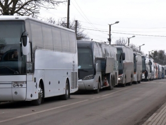 Автобуси стоять по 20 годин: на Устилузі — передріздвяні черги 