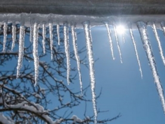 Мешканців Володимира попереджають про небезпеку падіння бурульок 