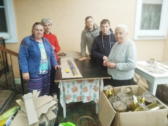 Родина з Володимира виготовляє окопні свічки і просить допомогти з матеріалами 