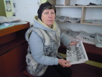 Лариса Вавринюк розбирає нову пресу.