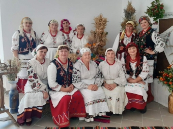 Галина Геріян (у другому ряді зліва) з очільницями будинків культури та клубів ОМТГ.