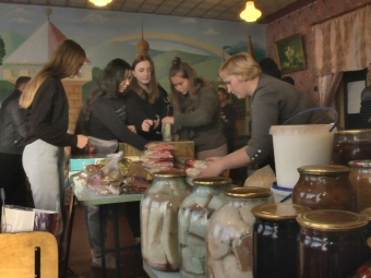 Волонтери збирали домашню їжу та засоби гігієни для українських військових 