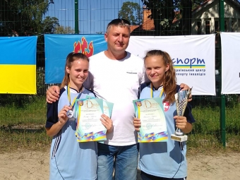 Переможниці чемпіонату України Софія Брилюк та Мар’яна Кліщук разом із тренером Миколою Шевчуком.
