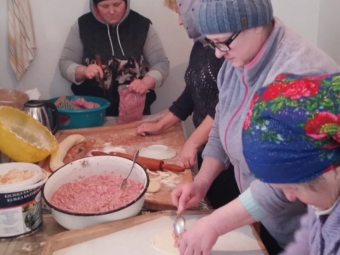 Жительки Михайлівки готують їжу для тих, хто її потребує 