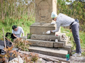 На території Затурцівської громади організували акцію з прибирання польського кладовища 